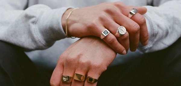 Comment se porte une bague pour homme ?